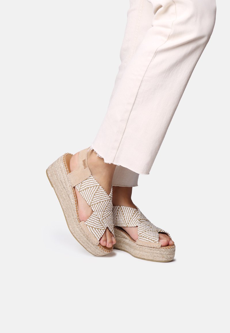 Viistekijäiset sandaalit, joissa on kudottu tekstiili kalanruotokuviossa, beige hihna ja luonnonvärinen juuttipohja.