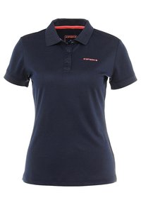 Marinblå pikétröja i bomullsblandning med klassisk krage, treknappslå och kontrasterande röda detaljer på innerkragen.