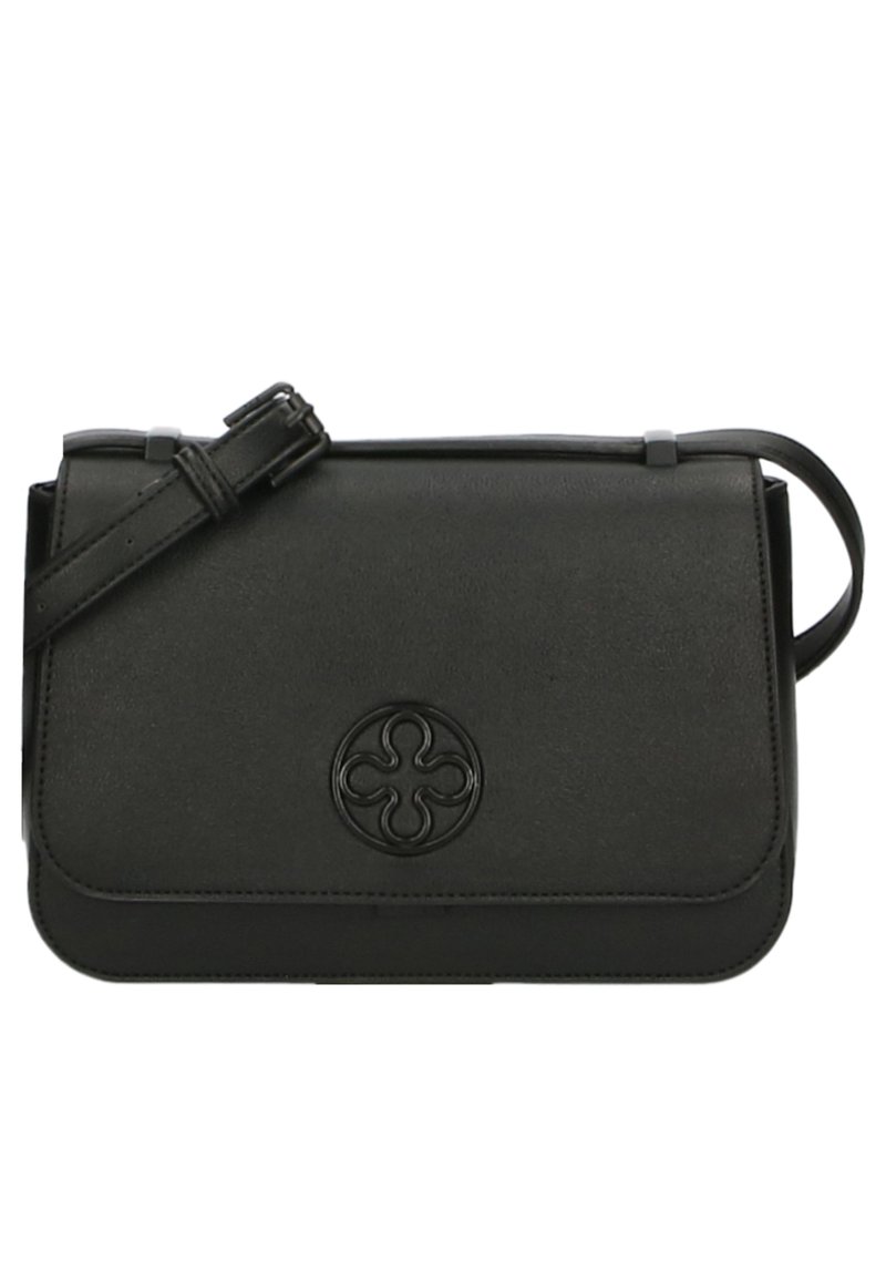 Bolso cruzado de cuero negro con cierre de solapa, logo circular en relieve, correa ajustable, textura suave y diseño minimalista.