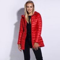 Červená prošívaná péřovka s kapucí. Obsahuje zipový uzávěr a lehký materiál. Nositá přes černý top, spárovaná s černými kalhotami.