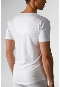 Weißes Kurzarm-T-Shirt aus glattem Stoff, mit rundem Halsausschnitt und einem einzigartigen Rückendesign mit einem kontrastierenden Einsatz.