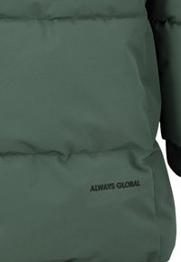 Grüne gepolsterte Jacke mit glatter Oberfläche, auf der Vorderseite unten mit dem Text "ALWAYS GLOBAL" in Schwarz und mit gerippten Bündchen.