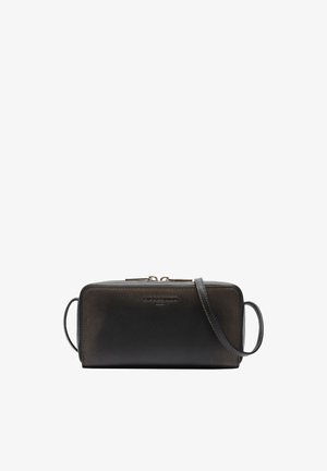 Schwarze Lederhandtasche in rechteckiger Form, mit glatter Oberfläche, Reißverschluss in Goldoptik und abnehmbarem Schultergurt; Logo auf der Vorderseite geprägt.