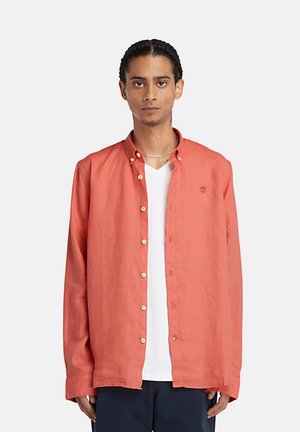 Camicia button-up in lino corallo con vestibilità rilassata, dotata di colletto classico, bottoni bianchi e un piccolo logo sul petto sinistro.