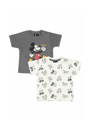 Due magliette per bambini piccoli: grigia con grande grafica di Topolino e bianca con volti ripetuti in bianco e nero di Topolino.