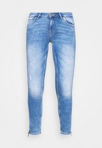 Hellblaue Skinny Jeans mit verblasstem Waschlook, subtilen Distress-Details an den Oberschenkeln, Fronttaschen, Knopfverschluss und Reißverschlüssen an den Knöcheln.