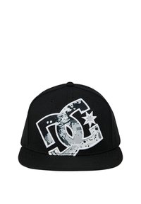 Gorra snapback negra con un gran logo de DC en blanco y gris con efecto de salpicadura. Forma estructurada con visera plana y detalle en el botón superior.