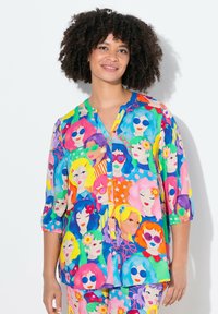 Camicia colorata con un motivo di donne diverse con capelli stilizzati e occhiali da sole. Realizzata in tessuto leggero con una vestibilità rilassata.
