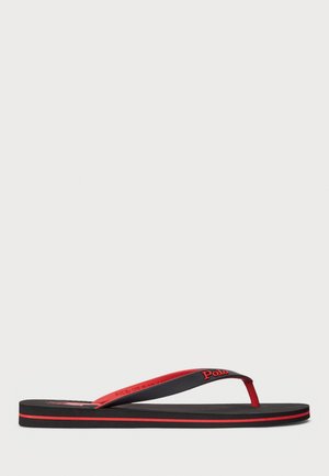 Zwart-rode teenslipper met dunne bandjes, rood “Polo” logo op het bandje en een rode streep langs de rand van de zool.