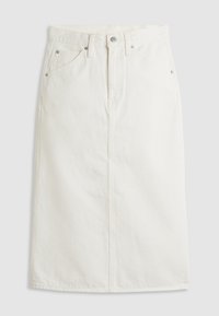 Jupe en denim blanche longueur genou avec bouton devant, fermeture éclair, passants pour ceinture et deux poches avant avec rivets métalliques.