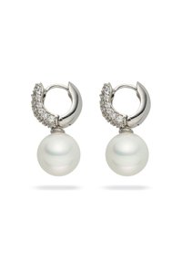 Orecchini a cerchio in argento sterling con design curvato, caratterizzati da gemme trasparenti e una goccia di perla bianca lucente. Finitura lucida, dettaglio elegante.