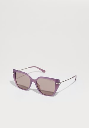 Paarse zonnebril met hoekige, oversized montuur, bruin getinte lenzen, zilveren metalen accenten op de veren en een glanzende kunststof afwerking.