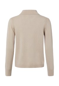 Beżowy sweter dziany z kołnierzem koszulowym, długimi rękawami, fakturowaną tkaniną oraz ściągaczami na mankietach i dole. Widok od tyłu ukazuje czyste linie i minimalistyczny design.