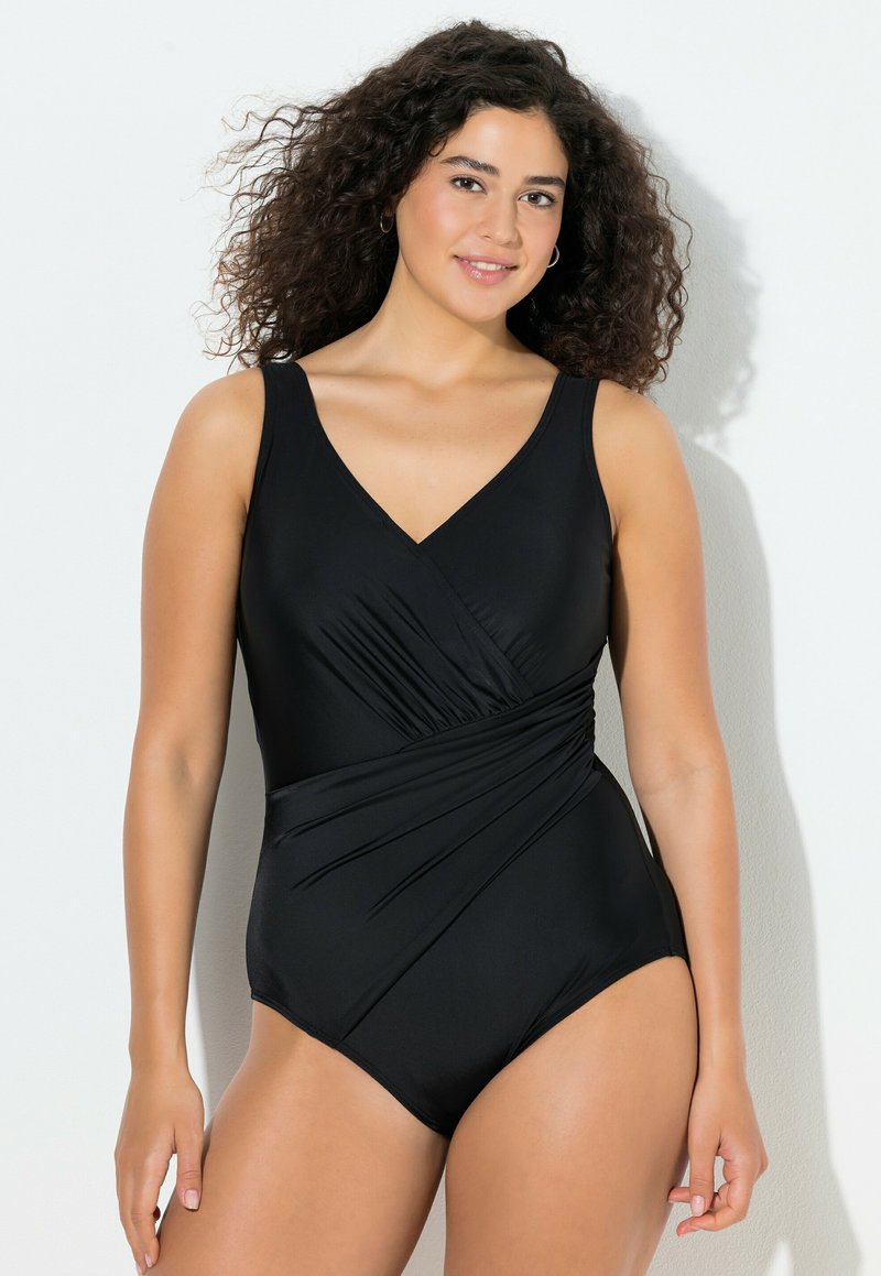 Bañador negro de una pieza con escote en V y diseño fruncido en la parte delantera. Textura lisa, tirantes de grosor medio y silueta ajustada.
