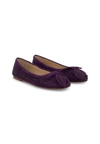 Lila Wildlederschuhe im Ballettstil mit durchbrochener Blumenmusterung und einer Schleifenakzentuation an der Spitze. Flache Sohle und runde Form.