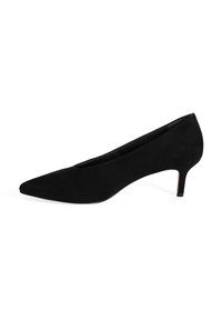 Zwarte suède hoge hak pump met een scherpe neus, slanke hak en een gladde textuur. Minimalistisch ontwerp zonder zichtbare patronen of accenten.