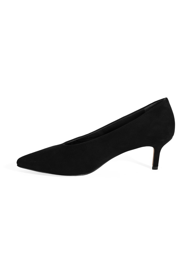 Zwarte suède hoge hak pump met een scherpe neus, slanke hak en een gladde textuur. Minimalistisch ontwerp zonder zichtbare patronen of accenten.