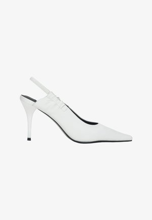 Pantof de damă alb din piele cu toc înalt slingback, vârf ascuțit și detaliu cu bandă elastică, toc subțire stiletto, talpă neagră.