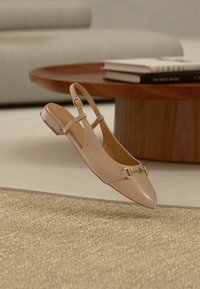 Seleccionado, beige
