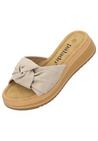 Beige Rutschsandale mit einem geknoteten Obermaterial aus Stoff, gepolstertem Fußbett und einer Plattformsohle mit einem beige-gfarbenen Gummiunterteil und dekorativem Stich.