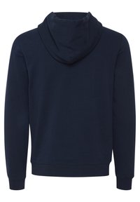 Marineblå hettegenser med myk tekstur, ribbestrikkede mansjetter og et enkelt design. Har hette og ingen synlige logoer eller mønstre.