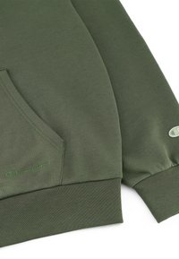 Sudadera verde aceituna con un bolsillo canguro, puños y dobladillo acanalados. Presenta un sutil logotipo del mismo color en el pecho y la manga.