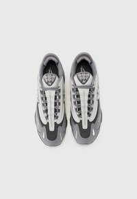 Sneaker grigie e bianche con tomaia in rete, collo imbottito e suola in gomma. Presentano lacci, logo sulla linguetta e dettagli testurizzati.