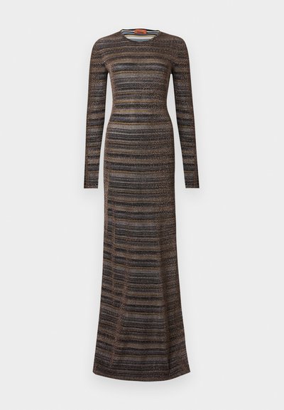 Φόρεμα μακρυμάνικο, κολλητό, με οριζόντιες καφέ, γκρίζες και μαύρες λαμπερές ρίγες και στρογγυλή λαιμόκοψη.