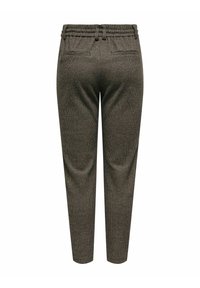 Szare, w kratkę spodnie o tapered designie, z elastycznym pasem i dwiema tylnymi kieszeniami. Posiadają teksturowany materiał z subtelnym wzorem.