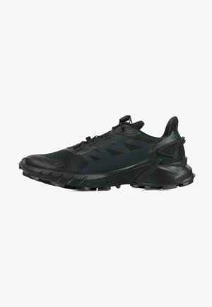 Zapatilla negra deportiva para trail running con suela resistente, puntera reforzada y marca "SUPER CROSS 4" en el lateral.