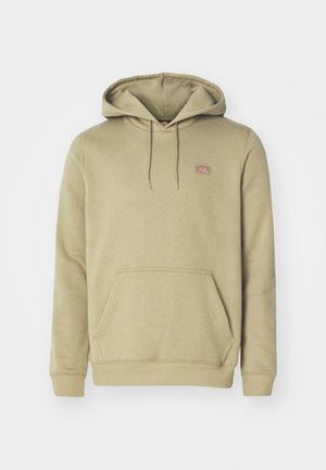 Olive zelená mikina s kapucňou vyrobená z mäkkej zmesi bavlny, s klokaním vreckom, nastaviteľným šnúrkovým uzáverom a malou nášivkou na hrudi.