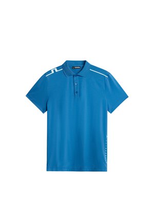 Blå polo t-shirt lavet af glat stof, med en tre-knaps krave, hvide detaljer på skuldrene og logo på venstre side.