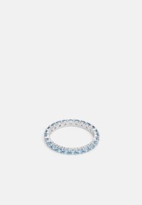 Silberner Ring mit abwechselnd runden und quadratischen hellblauen Steinen, die in einem glatten Band gefasst sind, mit einer polierten Oberfläche und ohne sichtbare Inschriften.