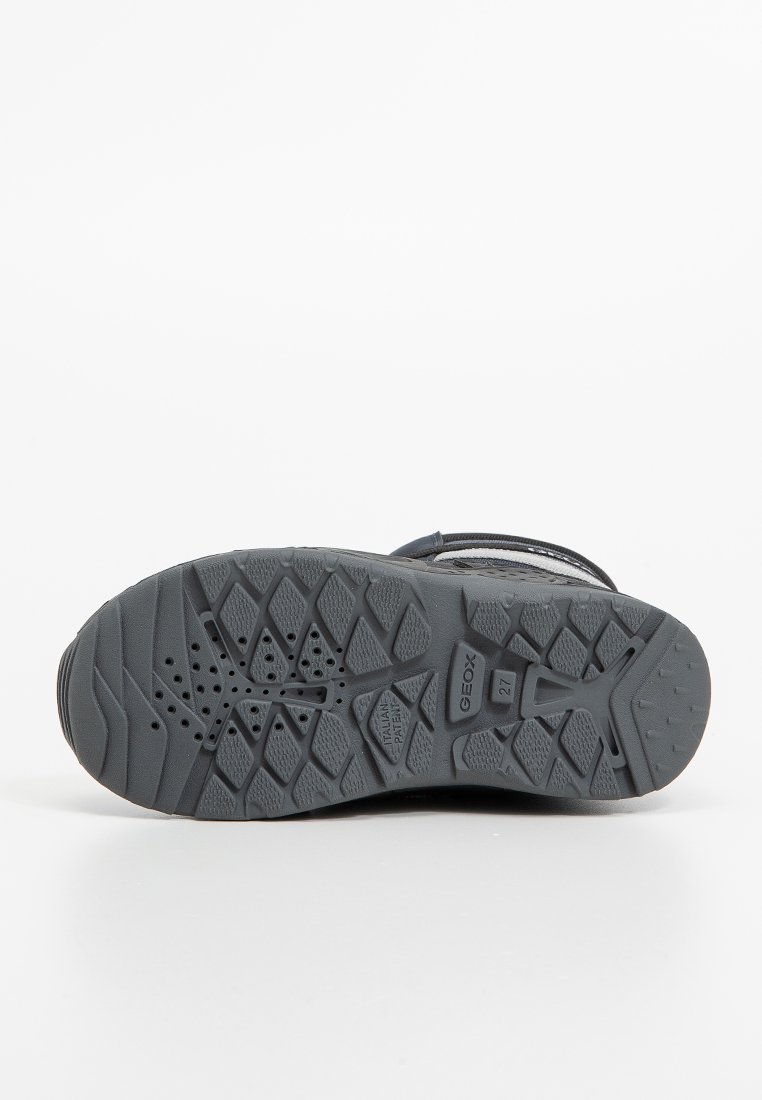 Dziecięca ciemnoszara podeszwa sneakersów z diamentowym wzorem bieżnika, otworami wentylacyjnymi oraz rozmiarem 27 oznaczonym na dnie.