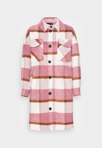 Rutigt överkast i rosa, vitt och brunt. Tillverkat av mjukt tyg med krage, två framfickor och svarta knappar. Långa ärmar med manschetter.