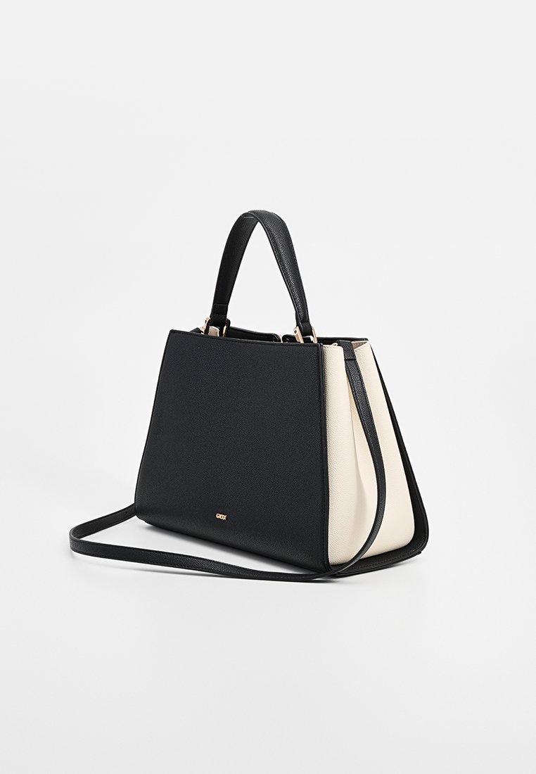 Borsa a tracolla in ecopelle nera e crema con design strutturato, cuciture diagonali, tracolla rimovibile e dettagli in oro.