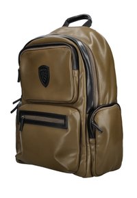 Mochila verde oliva con un material sintético suave, detalles en negro, múltiples bolsillos con cremallera y un logotipo en el frontal.