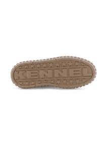 Gummisohle in Hellbraun mit erhabenen Sternen und dem Wort "KENNEL" in Blockschrift geprägt. Strukturiert für besseren Halt.