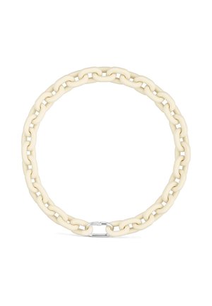 Collier chaîne épais en forme ovale de couleur crème avec une petite fermeture argentée au centre inférieur sur fond blanc.