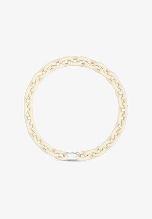 Collana a catena grossa color crema a forma ovale con una piccola chiusura in argento al centro inferiore su sfondo bianco.