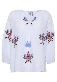 Světle modrá pruhovaná blůza s květinovou výšivkou v červené, růžové a modré barvě. Obsahuje kulatý výstřih a modrou třásničku na krku.