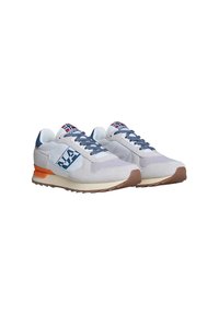 Sneaker bianche e grigie con un mix di suede e rete, lacci blu, accenti arancioni e una suola in gomma marrone. Logo sul lato.