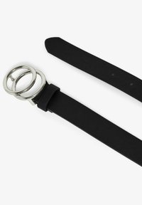 Cinturón de cuero negro con una hebilla de metal plateado que presenta dos círculos interconectados. La correa es lisa y tiene varios agujeros de ajuste.