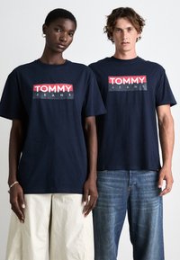 Tommy Jeans ENTRY TEE UNISEX - Camiseta estampada - dark night navy