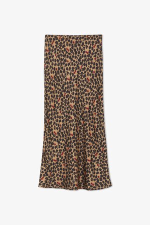 Fustă cu imprimeu leopard în nuanțe de maron, negru și roșu; realizată din material moale; are un design lung, evazat, fără elemente de prindere vizibile.