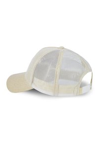 Gorra de béisbol con brillo dorado, parte trasera de malla blanca, visera curva y correa ajustable. Cuenta con una corona alta para un ajuste estructurado.