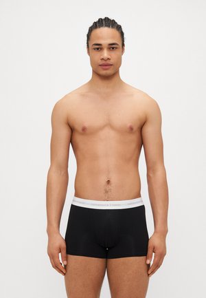 Schwarze Boxershorts mit einem weißen elastischen Bund, auf dem "COPENHAGEN STUDIOS" steht. Glatte Textur und taillierte Passform.