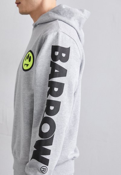 Grå hettegenser laget av bomullsmiks, med et gult smilefjeslogo på forsiden og store svarte bokstaver "BARROW" nedover ermet.