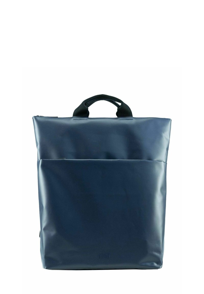 Sac à dos bleu marine, imperméable, avec une texture lisse, une poche avant et des poignées supérieures pour le transport. Dispose d'un design minimaliste.