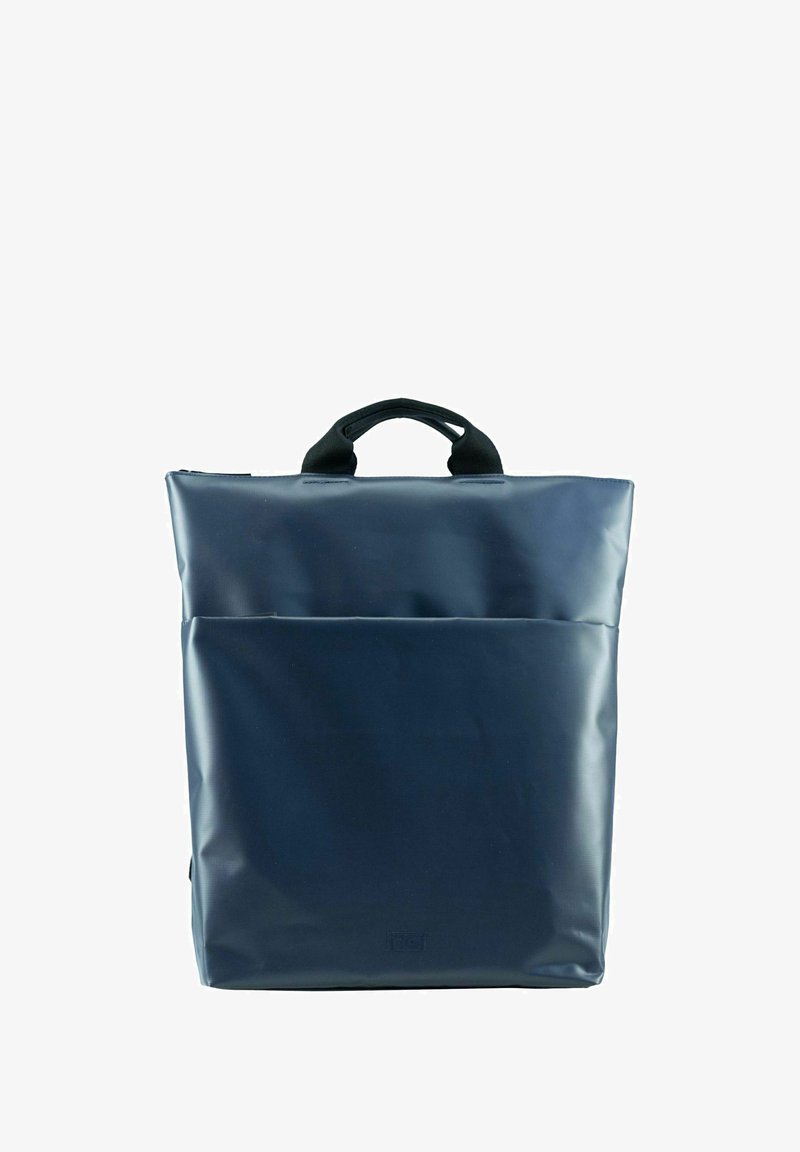 Sac à dos bleu marine, imperméable, avec une texture lisse, une poche avant et des poignées supérieures pour le transport. Dispose d'un design minimaliste.